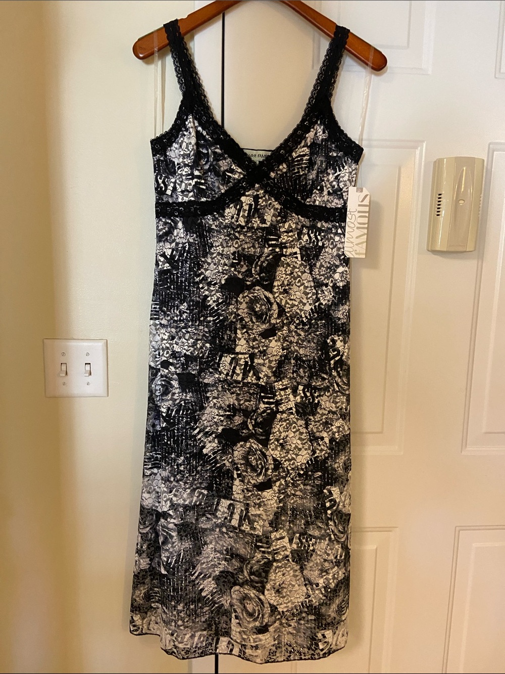 🖤🤍Black & White Floral Lace-Trim Overlay Dress with Side Slit🤍🖤